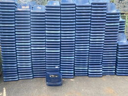 Sitzschalen-blau-gestapelt