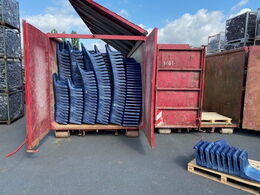 Sitzschalen-blau-Container-open
