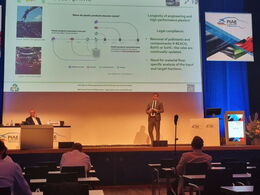 Kai Zies auf der Bühne beim Präsentieren